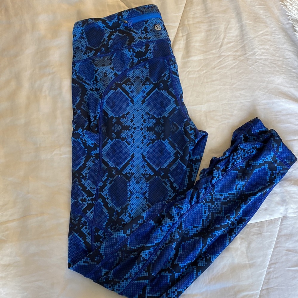 Lululemon size 4 blue snake print limited edition leggings 28”